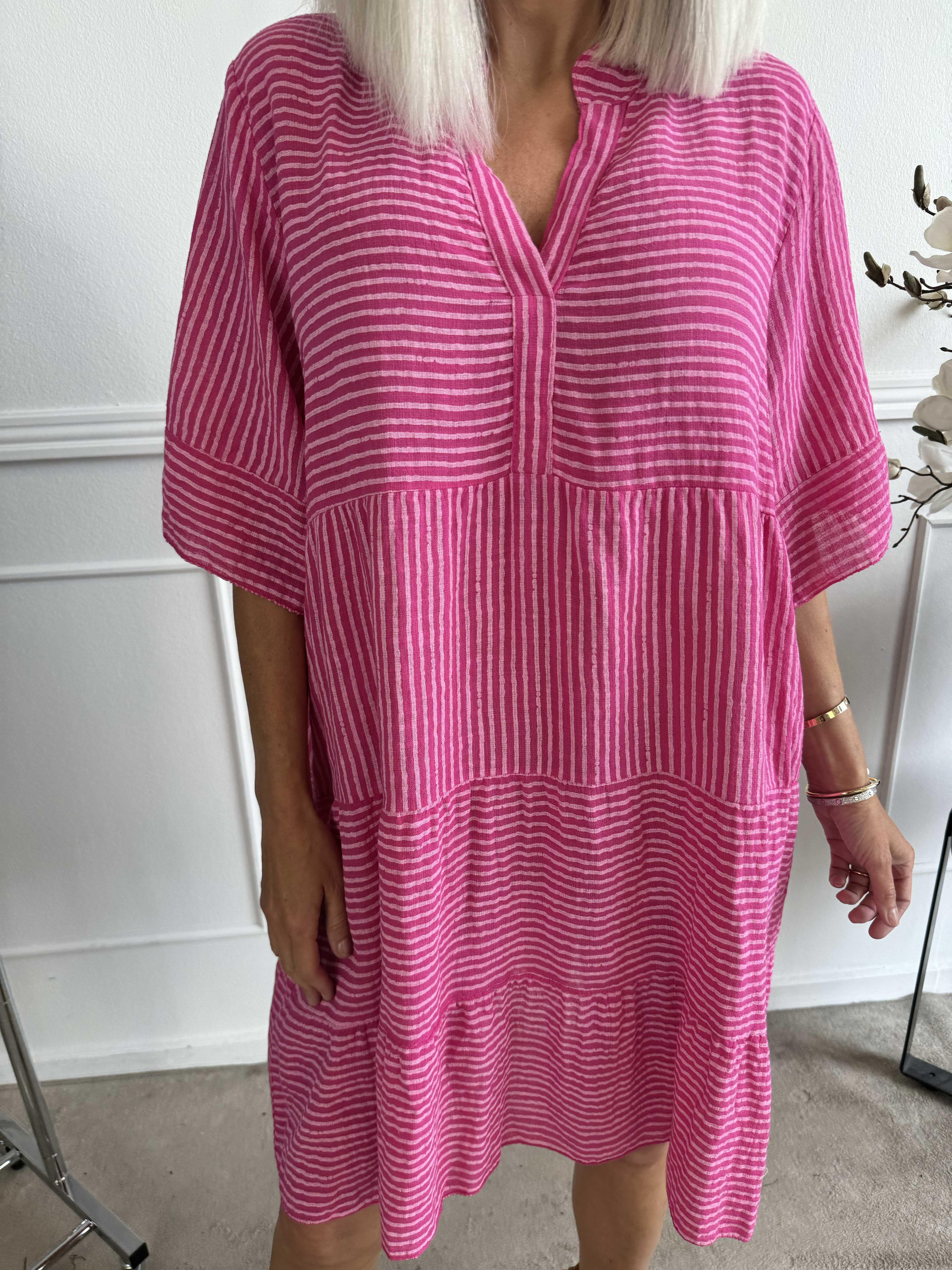 Jenni - Sød stripet bomuldskjole i hør lignende stof